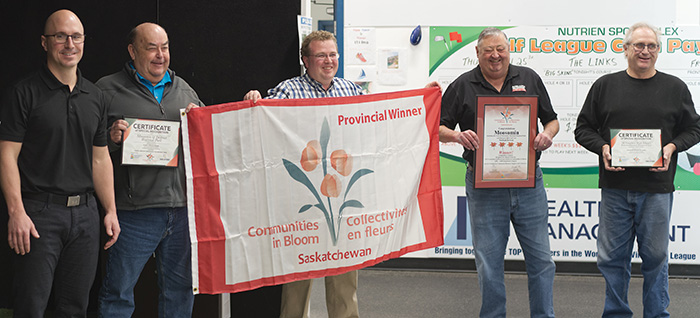 Andrew Exelby, with Sask Parks and Rec, presenting the Communities in Bloom awards and certificates of recognition on Tuesday. From left are Justin Young,  GM of the Rocanville Nutrien mine site who was the main sponsor for the Moosomin areas entry into the competition, Chris Davidson with the Moosomin Regional Park Board, Andrew Exelby, Moosomin Mayor Larry Tomlinson, and Jack Thompson with Pipestone Hills Golf Club.<br />

